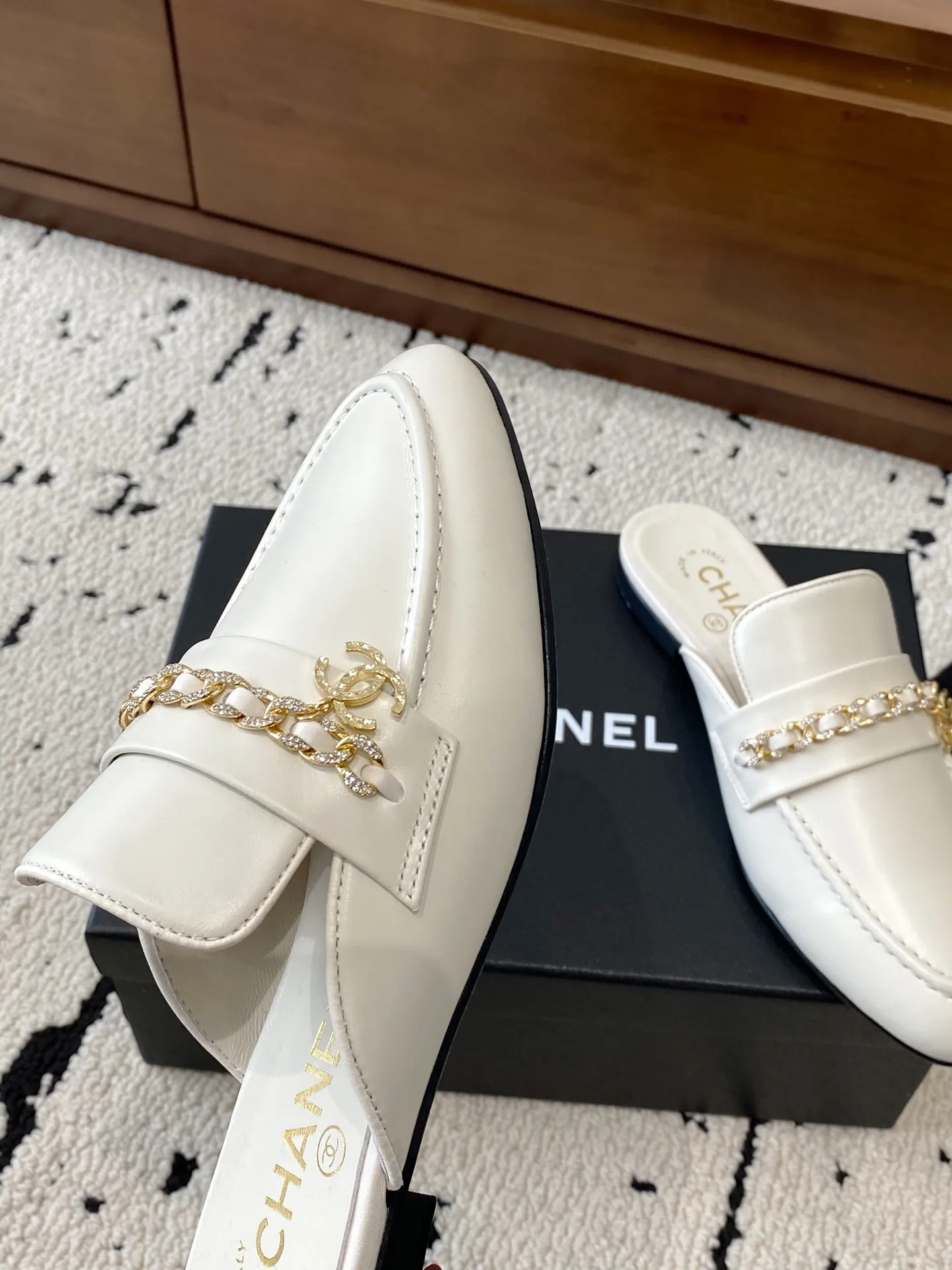 👟👟Ex-factory price 560👟👟 🍀CHANEL｜Chanel Chanel 25C early spring new product, chain buckle low-heeled pointed toe flat slippers, full of retro style, elegant shoe shape, very pleasing to look at. The pointed toe makes the feet become thinner and looks slender. The classic chain double C buckle is paired with a thick heel design. The shoe shape is particularly stylish and stylish. The upper is very elegant. The upper is made of top-grade lambskin and the lining is silk sheepskin. It is super comfortable. Italian imported cowhide outsole. Size: 35-39 (40/41 customized) 👉 👉 👉